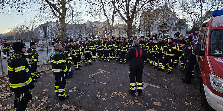Besprechung bei der Bombenentschärfung am Westfriedhof